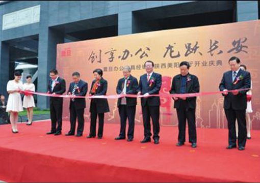 開業慶典剪彩儀式（震旦集團 羅萬仁董事右三，陜西美陽家具 萬英洲董事長左一）