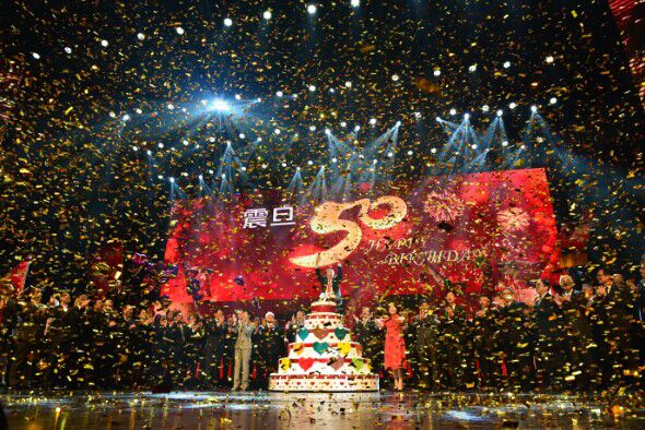 董事長帶領現場1500余名同仁，高喊震旦第一口號