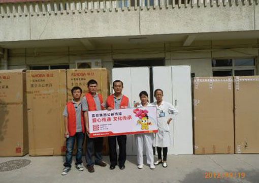 物流事業(yè)部張振豐總監(jiān)(中)率領(lǐng)物流弟兄代表震旦集團(tuán)現(xiàn)場捐贈(zèng)，北京鶴童慈善老人護(hù)理院院長助理盧桂芳女士（右二）及專業(yè)社工代表接受捐贈(zèng)