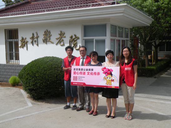 家具上海事業部閘北責任中心楊侃經理(左二)、行銷組劉彤經理(右一)代表震旦集團現場捐贈, 上海崇明縣新村敬老院院長顧玉萍女士(中)、新村鄉分管鄉長黃慧女士(右二)代表接受捐贈
