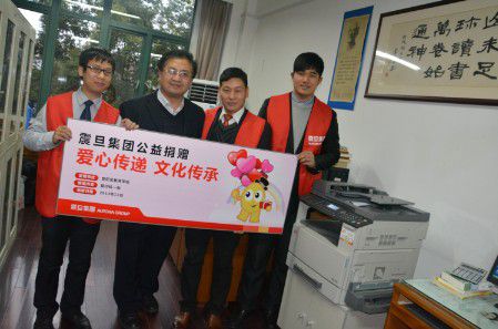 OA事業群上海事業部武寧責任中心趙志強經理（右二）、服務工程師崔成軍與銷售工程師蔡濤 （右三與左二）代表震旦集團現場捐贈，普陀區教育中心孫剛主任（中）代表接受捐贈