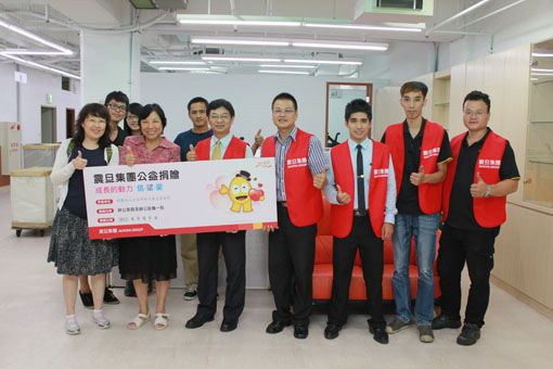 震旦OA新店分公司何復興資深經理(前排左三)率團隊代表集團捐贈辦公家具及辦公設備，由義光育幼院李其順院長(前排左二)代表受贈。