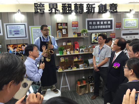 工研院黃智宏博士(左)向中小企業葉云龍處長(別花者)介紹輔導成果