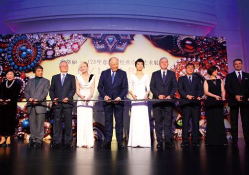 剪彩嘉賓：臺北故宮院長周功鑫（左一）,建筑師安藤忠雄先生（左二）,震旦集團陳永泰董事長（左三）, 震旦博物館執行長袁蕙華（右二）、華人巨星張曼玉等（右五）蒞臨現場剪彩