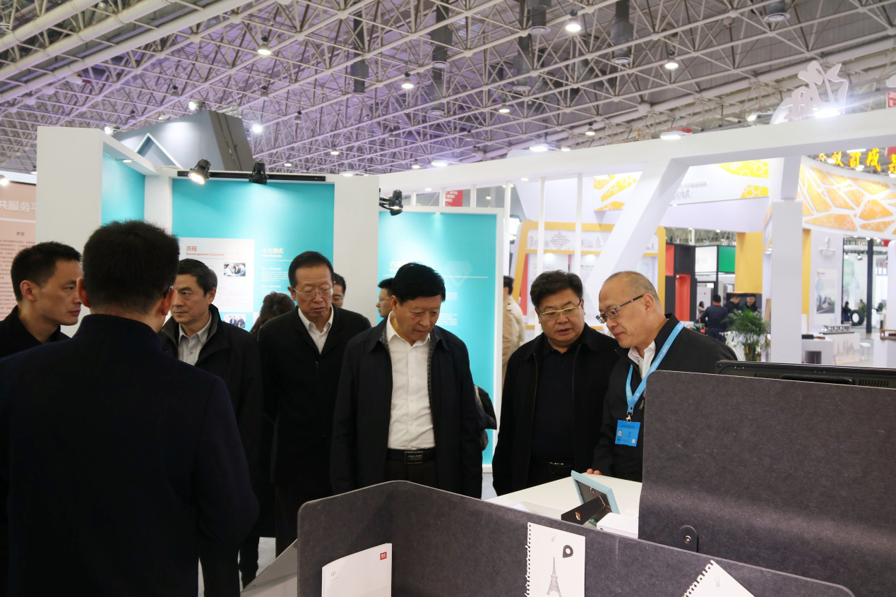 原中紀委駐工信部紀檢組組長金書波 工信部產業政策司司長許科敏參觀震旦展區