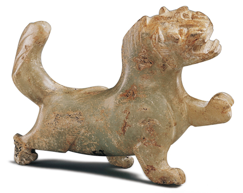 漢代．玉獸 此器以豎長形的不規則玉料制作，動物肢體自然舒展，模樣俏皮可愛。（圖四）