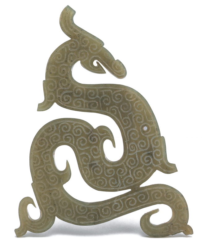 戰(zhàn)國(guó)．龍形佩 龍首位于上方，尾巴前方歧出關(guān)節(jié)毛，與卷尾連成三角形的輪廓。（圖四）