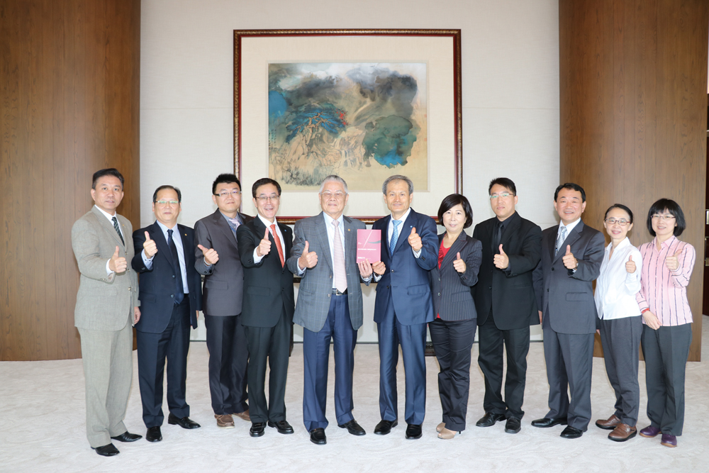 柯尼卡美能達株式會社董事會議長松﨑正年（左六）、部長炭谷忠彥（左四）與中國生產力中心代表等一行人，來到震旦集團總部與高階主管分享交流。