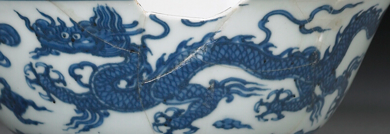  明中期龍紋  正德時(shí)期以石子青為鈷料，采平涂法繪畫，畫面平實(shí)，較不立體。（圖二）