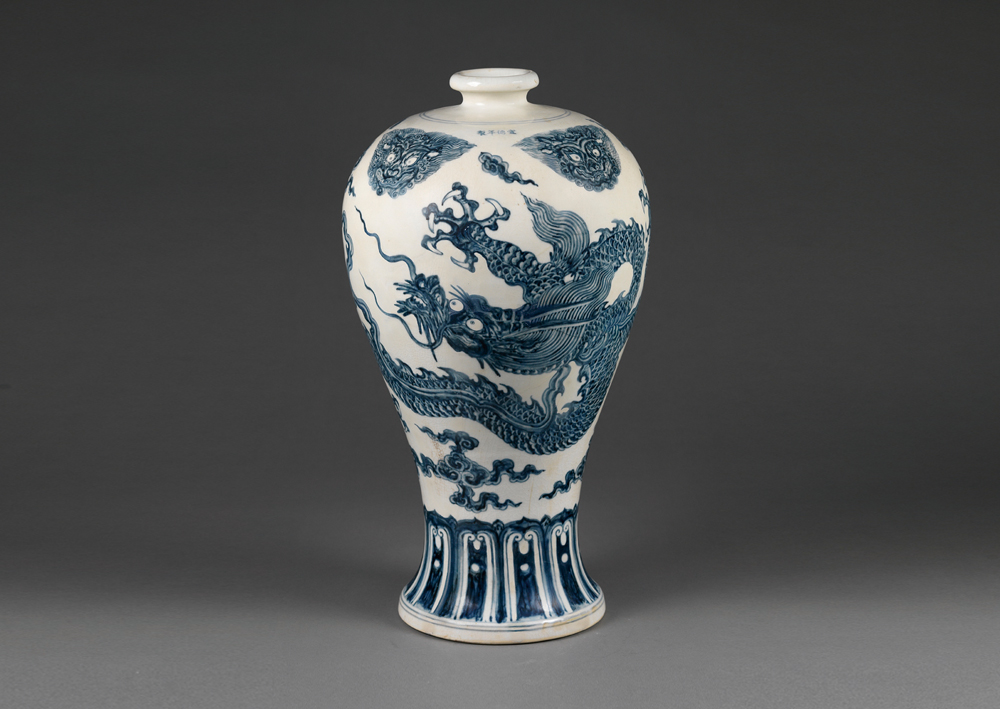 明宣德 青花梅瓶 龍紋采回轉(zhuǎn)之姿，四肢上下開展，是配合瓶身上寬下窄的設(shè)計(jì)。（圖一）