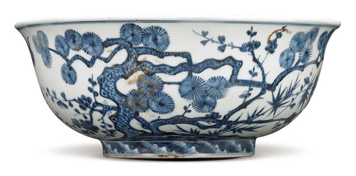 明宣德 青花松竹梅紋碗 碗的外壁繪畫松樹、竹子及梅樹，以橫斜擴展、左右相鄰法環(huán)繞一圈。（圖五）