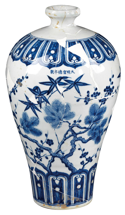 明宣德 青花歲寒三友紋梅瓶 將松竹梅組合在一起，配合器面的寬窄變化，產(chǎn)生上仰與延展的空間效果。（圖二）