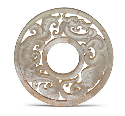 【漢代．龍鳳紋玉璧】龍鳳紋首尾相接，順著器面旋轉(zhuǎn)，形成環(huán)繞相隨的設(shè)計。