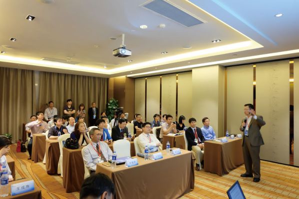 協(xié)創(chuàng)分論壇三“3D打印個性化精準醫(yī)療”特邀專家，美國國家材料與制造委員會副主席王緒斌教授演講”石墨烯與納米材料氣溶膠噴射打印生物傳感器”。