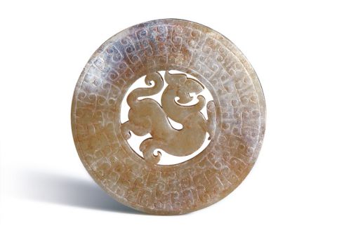 漢代．璧心鏤空璧 玉璧內部保留心料，透雕螭龍紋，屬于璧心鏤空式的玉璧形制。 （圖三）
