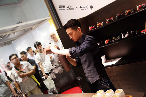 Tea Party表演。右圖：香港設計中心主席嚴志明教授、瑞典馬姆斯騰家具設計學院教授Leo設計師等來震旦展位交流