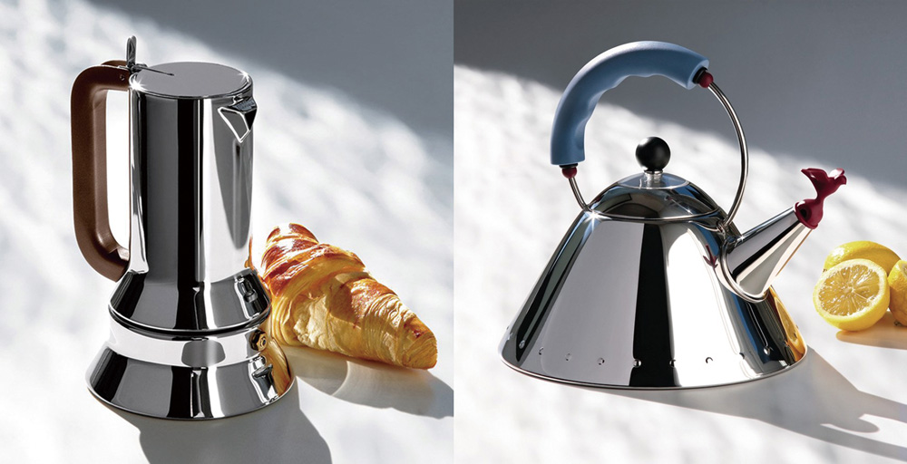 (左圖)Alessi+9090摩卡壺是Richard+Sapper在1979年設計的經典、(右圖)Graves+Kettle鳥鳴壺，還以諧音做了一款Tea+Rex+Kettle，將原先壺嘴的小鳥換成了趣味風十足的恐龍