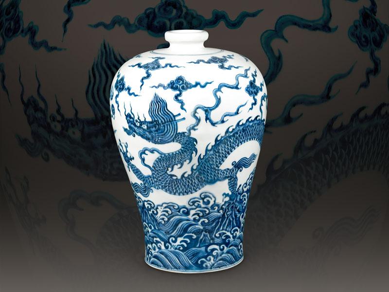 明永樂．青花波濤云龍紋梅瓶／瓶口小而圓，口沿外凸為圓唇，頸部短，肩部豐隆，腹部高長，腰部以下逐漸收窄，器底有淺圈足。瓶身表面繪畫海水波濤云龍紋，龍首雙眼圓如眼鏡，鼻吻上翹，鬃毛往上飄揚，身軀采S形彎曲，修長的龍身環繞器腹一周，四肢前後開展，呈現御風而行的姿態。（高35公分）