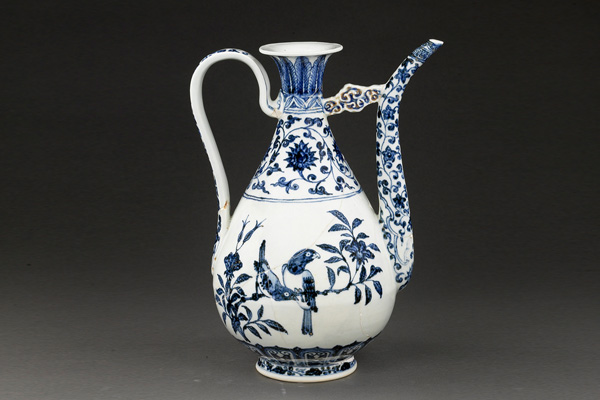 明永樂．青花執壺+花葉順著腹部的弧度伸展，二只鳥兒以不對稱的姿態營造活潑生動的感覺。（圖四）