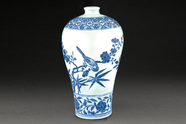 明永樂．青花梅瓶+花卉的枝葉采大+V+字形開展，下方以竹葉和鳥紋牽引觀者的視線，是配合造型的設計。（圖二）圖片來源：大英博物館藏