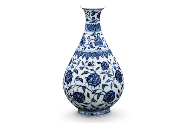  明永樂．青花玉壺春瓶 此器以纏枝花卉為主紋，與纏枝蓮、蕉葉、葉片花朵及回紋，組成花團錦簇的風貌。（圖二）