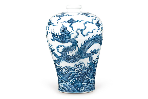 明永樂．青花梅瓶／此器采通景式的畫法，上有云紋，下有波濤，+龍紋居中，營造登天潛淵的神性。（圖三）