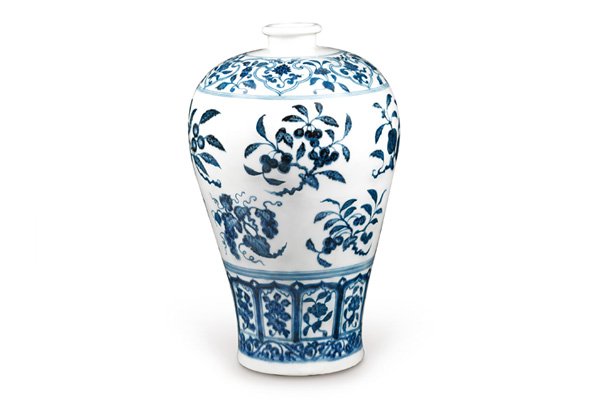 明永樂．青花梅瓶／此器以折枝花果為主題，因為腹部寬長、紋飾卻小，+所以采上下二排的形態(tài)布局。（圖二）