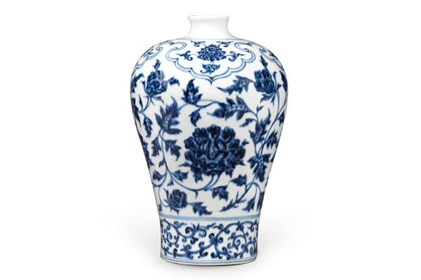 明永樂．青花梅瓶／此器以大型如意云頭紋搭配纏枝牡丹，提供枝葉延伸的+空間，近底部以卷草紋穩(wěn)定視覺重心。（圖四）