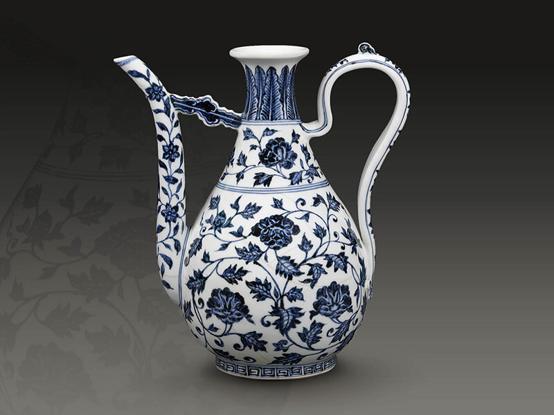 明永樂．青花執(zhí)壺+此器以纏枝紋為主紋，花朵采「品」字形排列，在繁密的布局中凝聚觀者視點(diǎn)。（圖一）