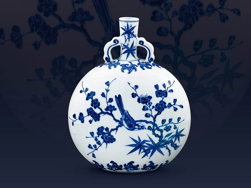 （圖一）明永樂．青花直口雙耳扁壺／此器以花鳥為主紋，搭配竹葉、如意紋及勾卷紋，+凸顯直口雙耳扁壺的造形特徵。