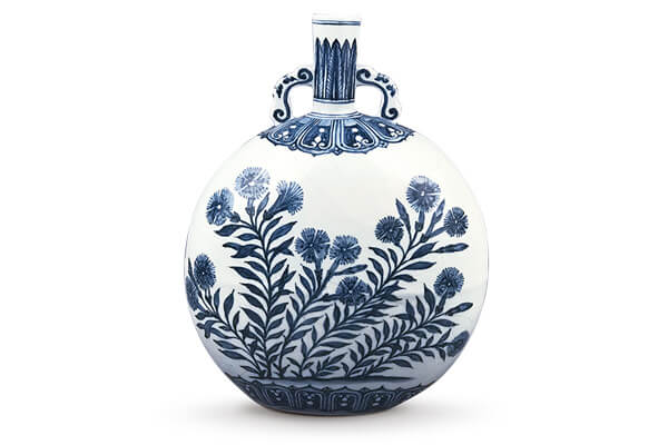 （圖四）明永樂．青花直口雙耳扁壺／此器以蒲公英為主紋，運用右高左低、斜直橫曲的枝葉，+讓畫面自然不生硬。