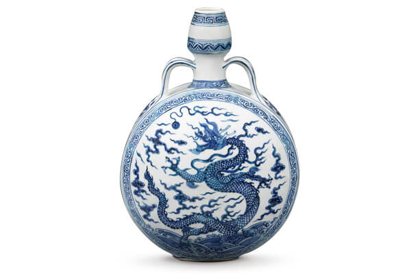明永樂．青花葫蘆式雙耳扁壺+此器因形似葫蘆而得名，表面裝飾海水波濤云龍紋，也是模仿伊斯蘭銅器的產物。（圖三）