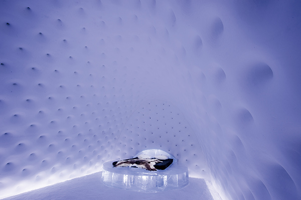 ▲2017年ICEHOTEL的藝術(shù)套房“Meltdown”。 Design Rob Harding _ Fabian Jacquet Casado；Photo Asaf Kliger