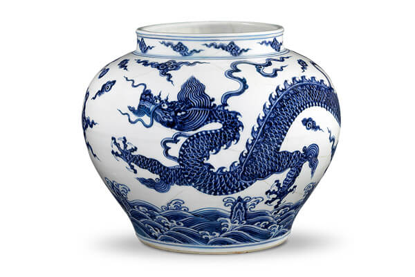 明宣德．龍紋罐+龍首鼻吻朝前，注視前方，龍身向后彎轉(zhuǎn)，四肢前后開展，呈現(xiàn)御風(fēng)而行的動態(tài)。（圖二）
