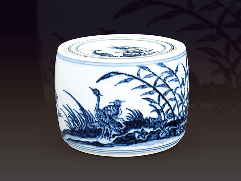 明宣德．蘆葦鷺鷥紋蟋蟀罐+此器以蘆葦鷺鷥紋為主題，隨風(fēng)搖曳的蘆葦搭配形態(tài)各異的鷺鷥+，呈現(xiàn)自然生態(tài)景觀。（圖一）
