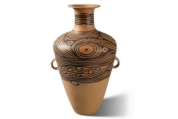 馬家窯類型．彩陶壺+馬家窯類型的彩陶器，質(zhì)地細(xì)膩，打磨光滑，表面繪畫流轉(zhuǎn)生動的弦紋與渦紋。（圖二）