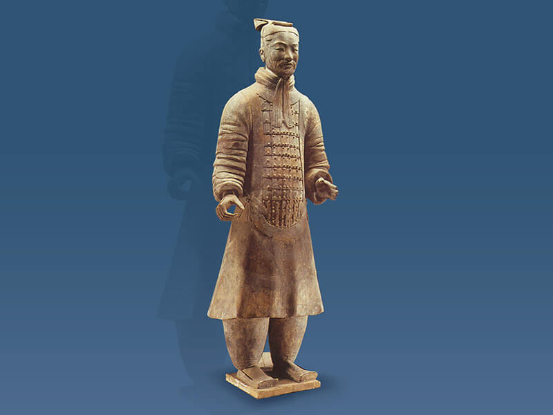 秦代．武士俑+秦代武士俑體型高大，臉部表情和衣著裝束皆如真人，具有肖像的特徵。（圖一）+圖片來源：《中國文物精華大辭典－陶瓷卷》，頁77/圖277