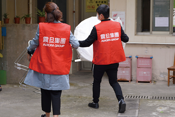 ▲齊心協力，搬運家具