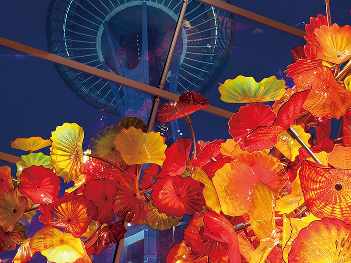 西雅圖的奇胡利玻璃花園以奇巧色彩創(chuàng)造出神秘、璀璨，又引人入勝的迷幻世界。