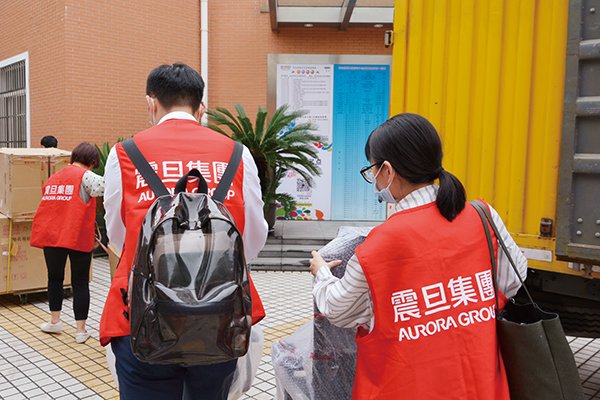 同伴齊心協力搬運家具