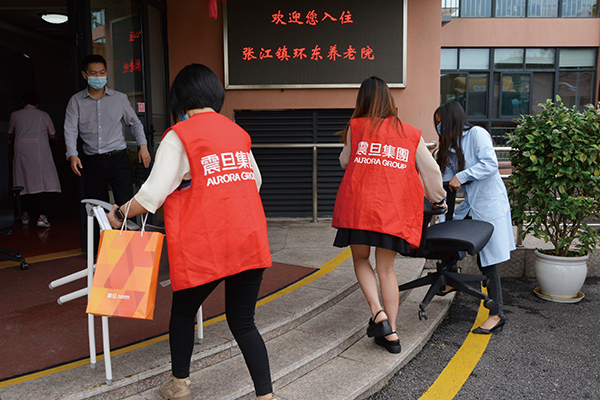 ▲同伴齊心協(xié)力搬運家具