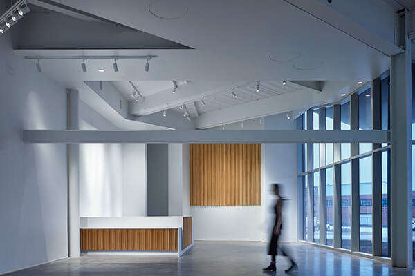 挑高格外開闊的展覽空間，特別適合展示當代藝術作品。