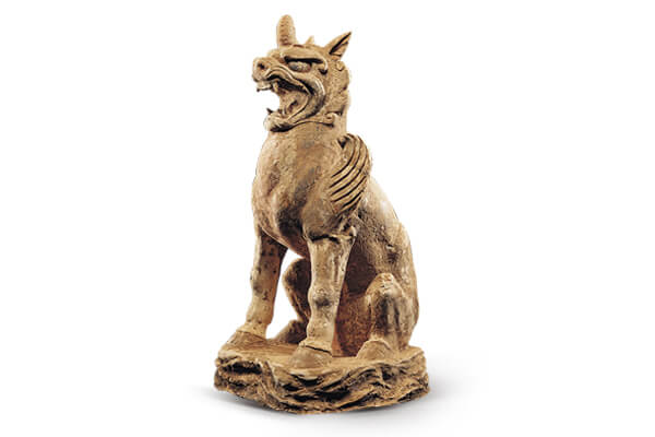 唐代．加彩獅子俑+獅子睜眉怒目，注視前方，前肢豎直，后腿屈膝，蹲坐于臺座上，姿態挺拔威猛。（圖二）