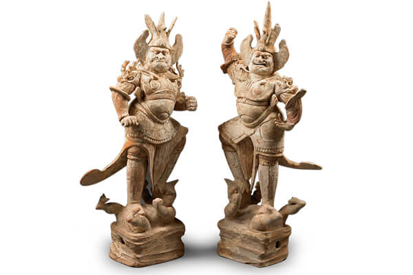 唐代．加彩天王俑+此對天王為胡人五官和武士造型的結合，表面施以彩繪，突顯威猛剛勁的形象。（圖四）唐代．加彩天王俑+此對天王為胡人五官和武士造型的結合，表面施以彩繪，突顯威猛剛勁的形象。（圖四）