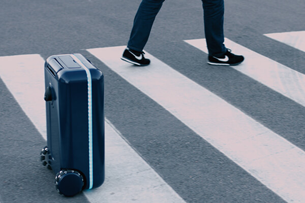 Travelmate+Robotics智能行李箱不但能說話，還能跟著主人趴趴走，乖乖待在身邊聽從指令！