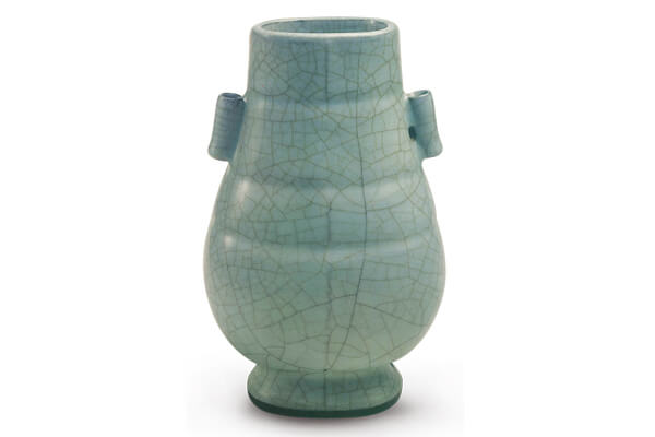 宋代．官窯+粉青貫耳穿帶壺+造型模仿古代青銅器，釉色粉青，開片較大，+因胎土含鐵量多，有「紫口鐵足」現象。（圖三）+圖片來源：《故宮宋瓷圖錄－汝窯+官窯+鈞窯》，圖28。