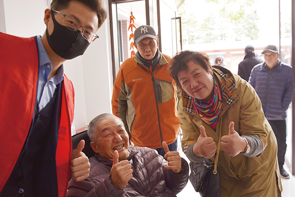 長(zhǎng)者試坐椅子，喜悅之情溢于言表