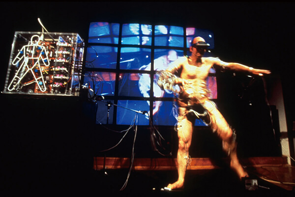 圖三：斯特拉瑞克（Stelarc），Ping身體（Ping+Body），1996年。將身體控制權(quán)通過(guò)互聯(lián)網(wǎng)交由遠(yuǎn)端觀眾控制。