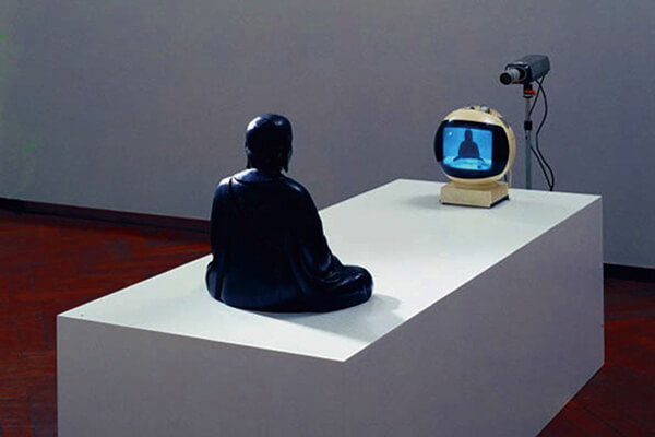圖六：白南準(zhǔn)（Nam+Jung+Paik）《電視佛陀》，1975年。+