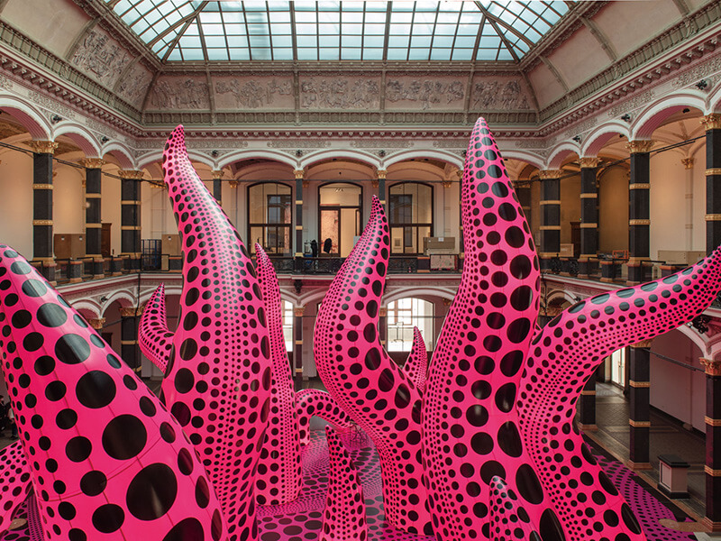 觸手貫穿在葛羅彼斯展館中庭，形成獨特無比的風景。